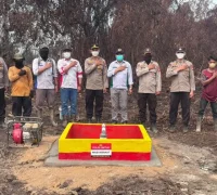Polres Kubu Raya membangun sumur bor sebagai sumber air bersih warga dan cadangan untuk penanganan karhutla. (Res-KKR)