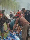 Polres Kubu Raya dan Satbrimob Polda Kalbar menyalurkan ribuan liter air bersih kepada warga terdampak krisis air. (Res-KKR)