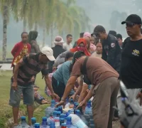 Polres Kubu Raya dan Satbrimob Polda Kalbar menyalurkan ribuan liter air bersih kepada warga terdampak krisis air. (Res-KKR)