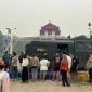 Polres Kubu Raya menyalurkan 6.000 liter air bersih kepada sekitar 150 warga Sungai Ambawang menggunakan Water Cannon. (Res-KKR)