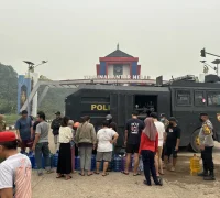 Polres Kubu Raya menyalurkan 6.000 liter air bersih kepada sekitar 150 warga Sungai Ambawang menggunakan Water Cannon. (Res-KKR)