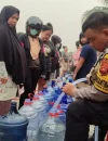 AWC Polres Kubu Raya mengangkut dan menyalurkan 36 ton air bersih kepada warga terdampak kemarau dan karhutla. (Res-KKR)