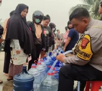 AWC Polres Kubu Raya mengangkut dan menyalurkan 36 ton air bersih kepada warga terdampak kemarau dan karhutla. (Res-KKR)