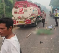 Kecelakaan truk trailer dan dua sepeda motor di Jalan Trans Kalimantan KM 22, Kubu Raya. (Res-KKR)