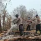 : Tim Operasi Kontinjensi Aman Nusa II melakukan pendinginan dan pembasahan lahan bekas karhutla di Kubu Raya menggunakan cairan X-Fire. (Res-KKR)