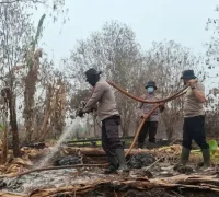 : Tim Operasi Kontinjensi Aman Nusa II melakukan pendinginan dan pembasahan lahan bekas karhutla di Kubu Raya menggunakan cairan X-Fire. (Res-KKR)