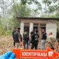 Polisi melakukan olah TKP setelah pria 27 tahun ditemukan meninggal di kawasan Rumah Pelangi Kubu Raya. (Res-KKR)