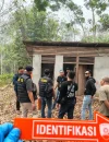 Polisi melakukan olah TKP setelah pria 27 tahun ditemukan meninggal di kawasan Rumah Pelangi Kubu Raya. (Res-KKR)