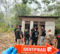 Polisi melakukan olah TKP setelah pria 27 tahun ditemukan meninggal di kawasan Rumah Pelangi Kubu Raya. (Res-KKR)