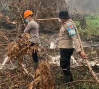 Petugas memadamkan dua titik karhutla di Desa Limbung Kubu Raya menggunakan cairan X-Fire. (Foto: Res-KKR)