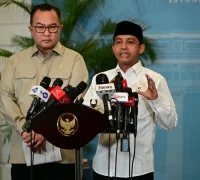 Menteri Kehutanan Raja Juli Antoni mengumumkan pembekuan izin enam perusahaan terkait karhutla di Kalimantan Tengah. (Foto: Setpres RI)