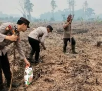 Polsek Sungai Kakap bersama petani menanam jagung di Kecamatan Sungai Kakap, Kubu Raya. (Foto: Res-KKR)