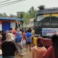 Warga Sungai Kakap menerima bantuan air bersih di tengah kemarau panjang. (Foto: res-KKR)