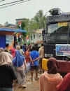 Warga Sungai Kakap menerima bantuan air bersih di tengah kemarau panjang. (Foto: res-KKR)
