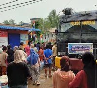 Warga Sungai Kakap menerima bantuan air bersih di tengah kemarau panjang. (Foto: res-KKR)