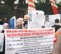 Puluhan warga menyampaikan aspirasi terkait sertifikat dan kepemilikan lahan di Kantor ATR/BPN Kubu Raya. (Foto: Res-KKR)