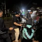 Personel gabungan Polsek Sungai Raya dan Polsek Rasau Jaya memeriksa kendaraan dalam razia malam di Desa Kuala Dua, Kabupaten Kubu Raya, untuk mencegah kriminalitas dan balap liar. (Foto: Res-KKR)
