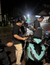 Personel gabungan Polsek Sungai Raya dan Polsek Rasau Jaya memeriksa kendaraan dalam razia malam di Desa Kuala Dua, Kabupaten Kubu Raya, untuk mencegah kriminalitas dan balap liar. (Foto: Res-KKR)