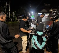 Personel gabungan Polsek Sungai Raya dan Polsek Rasau Jaya memeriksa kendaraan dalam razia malam di Desa Kuala Dua, Kabupaten Kubu Raya, untuk mencegah kriminalitas dan balap liar. (Foto: Res-KKR)