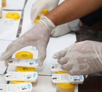 Personel Polres Kubu Raya menjalani tes urine dalam kegiatan Gaktibplin untuk mencegah penyalahgunaan narkoba. (Foto: Res-KKR)