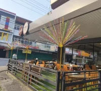 Umbul-umbul dipasang untuk menyemarakkan HUT ke-255 Kota Pontianak sepanjang Oktober 2026.