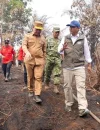 Menhut Raja Juli Antoni dan Gubernur Kalbar Ria Norsan meninjau lokasi karhutla di Desa Rasau Jaya 3, Kubu Raya.