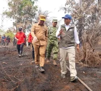 Menhut Raja Juli Antoni dan Gubernur Kalbar Ria Norsan meninjau lokasi karhutla di Desa Rasau Jaya 3, Kubu Raya.