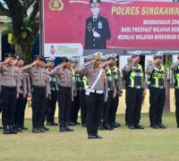 Kapolres Singkawang Dody Yudianto Arruan memimpin Apel Gelar Pasukan Operasi Liong Kapuas 2026 di halaman Polres Singkawang untuk pengamanan Imlek dan Cap Go Meh.