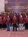 Yulius Yoris Anes bersama pengurus Pemuda Dayak Kota Singkawang saat pelantikan periode 2026–2029 di Hotel Mahkota Singkawang.