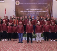 Yulius Yoris Anes bersama pengurus Pemuda Dayak Kota Singkawang saat pelantikan periode 2026–2029 di Hotel Mahkota Singkawang.