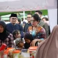 Wali Kota Singkawang Tjhai Chui Mie bersama Wakil Wali Kota Muhammadin meninjau dan menyapa pedagang di Pasar Juadah Singkawang.