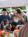 Wali Kota Singkawang Tjhai Chui Mie bersama Wakil Wali Kota Muhammadin meninjau dan menyapa pedagang di Pasar Juadah Singkawang.