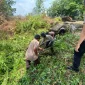 Polres Kubu Raya membersihkan parit menuju embung di Desa Limbung untuk antisipasi karhutla.