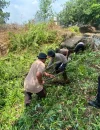 Polres Kubu Raya membersihkan parit menuju embung di Desa Limbung untuk antisipasi karhutla.