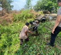 Polres Kubu Raya membersihkan parit menuju embung di Desa Limbung untuk antisipasi karhutla.