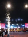 Wali Kota Singkawang Tjhai Chui Mie memukul loku saat penutupan Festival Cap Go Meh 2026 di Stadion Kridasana Singkawang.