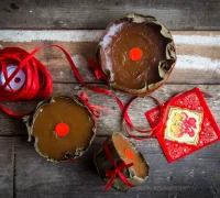 Kue keranjang khas Imlek disusun.