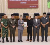 Wali Kota Singkawang menyampaikan LKPJ 2025 dalam rapat paripurna DPRD Kota Singkawang, (30/3/2026).