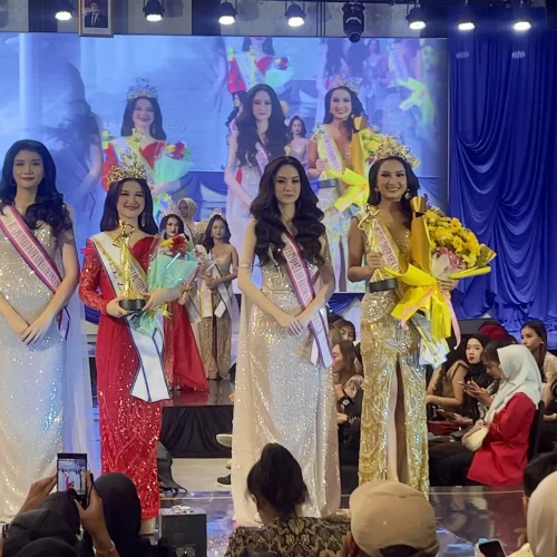Vee Zahra Zulfa Asuri, siswi SMAN 7 Pontianak, saat menerima penghargaan Runner Up I Putri Daerah Kalbar 2026.