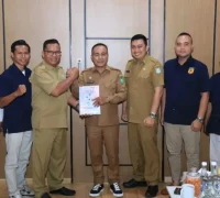 Wagub Krisantus menerima audiensi panitia kejuaraan karate INKANAS di Pontianak.