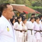 Krisantus Kurniawan menghadiri penyematan sabuk hitam dan ujian kenaikan tingkat karateka INKANAS Kalbar di Pantai Pak Lotay, Singkawang.