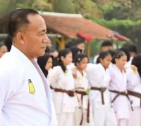 Krisantus Kurniawan menghadiri penyematan sabuk hitam dan ujian kenaikan tingkat karateka INKANAS Kalbar di Pantai Pak Lotay, Singkawang.