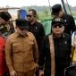 Bupati Kubu Raya Sujiwo dan Ketua Komisi V DPR RI Lasarus meninjau pembangunan IPA Arang Limbung untuk memperluas layanan air bersih bagi 8.000 rumah. (Foto: Prokopim KKR)