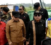 Bupati Kubu Raya Sujiwo dan Ketua Komisi V DPR RI Lasarus meninjau pembangunan IPA Arang Limbung untuk memperluas layanan air bersih bagi 8.000 rumah. (Foto: Prokopim KKR)