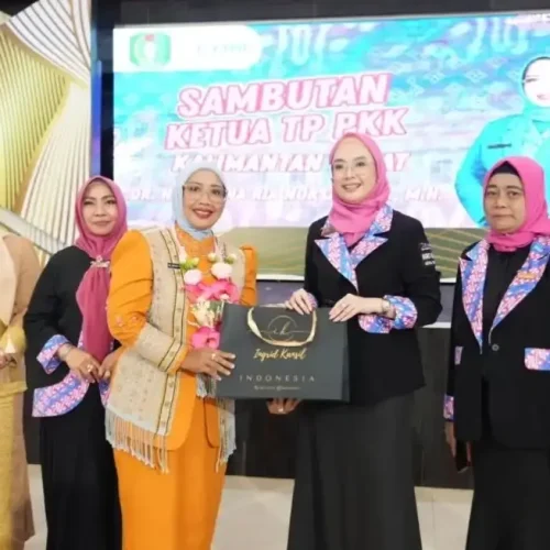 Erlina Ria Norsan menghadiri pelantikan pengurus PW IPEMI Kalbar periode 2026–2031 di Pendopo Kalbar.