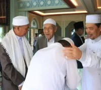 Gubernur Kalbar Ria Norsan usai melaksanakan Salat Iduladha 1447 H bersama masyarakat di Masjid Dzakirin Pontianak.