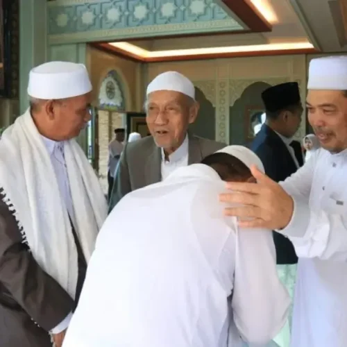 Gubernur Kalbar Ria Norsan usai melaksanakan Salat Iduladha 1447 H bersama masyarakat di Masjid Dzakirin Pontianak.