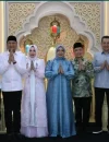Gubernur Kalbar Ria Norsan bersama istri Ny. Hj. Erlina Ria Norsan saat kunjungan silaturahmi Idulfitri di Pontianak.