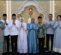 Gubernur Kalbar Ria Norsan bersama istri Ny. Hj. Erlina Ria Norsan saat kunjungan silaturahmi Idulfitri di Pontianak.