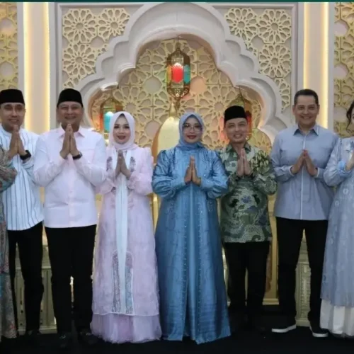 Gubernur Kalbar Ria Norsan bersama istri Ny. Hj. Erlina Ria Norsan saat kunjungan silaturahmi Idulfitri di Pontianak.